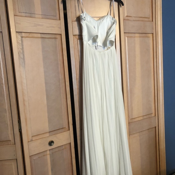 White dress - Picture 2 of 2